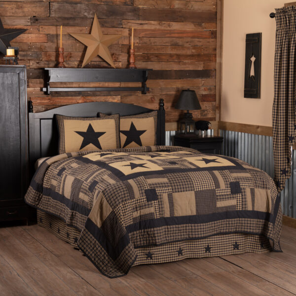 VHC-51722 - Black Check Star King Quilt Set; 1-Quilt 105Wx95L w/2 Shams 21x37